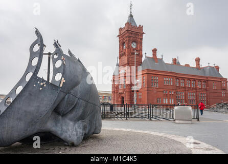 I marittimi mercantili Memoriale di guerra per artista Brian è sceso, con l'Edificio Pierhead, Baia di Cardiff, Cardiff, Galles GB, Regno Unito Foto Stock