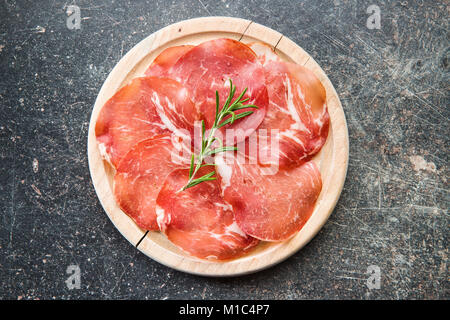 Fette di prosciutto crudo sul bordo di taglio. Foto Stock