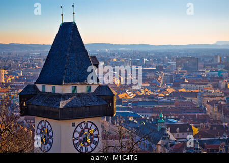 Graz e landmark cityscape vista dal Schlossberg, Uhrturm, Stiria regione dell'Austria Foto Stock