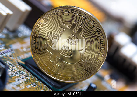 Bitcoin su una scheda madre del computer Foto Stock