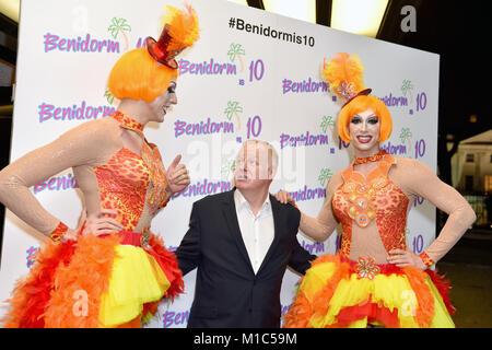 Les Dennis (centro) durante la Benidorm è 10 evento svoltosi presso il Curzon Mayfair, Londra. Picture Data: lunedì 29 gennaio, 2018. Foto di credito dovrebbe leggere: Matt STANLEY A. CROSSICK/PA FILO Foto Stock