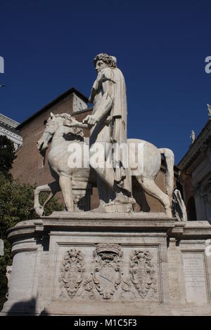 Piazza del Campidoglio - Statua di Castor al Cordonata scale in Roma, Italia Foto Stock