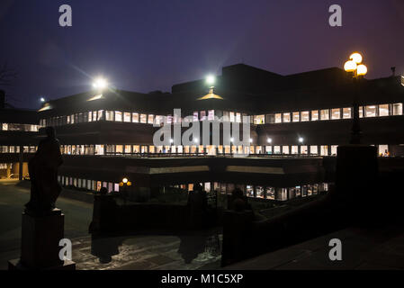 Persone che lavorano di notte in un consiglio comunale uffici presso Piazza San Pietro, Wolverhampton, West Midlands, England, Regno Unito Foto Stock