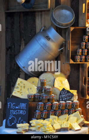 Un mercato di vendita di stallo artigiano o delicatessen formaggio con un latte coira sopra in un ambiente rustico e rurale agriturismo a tema impostando al mercato di Borough londinese n. Foto Stock