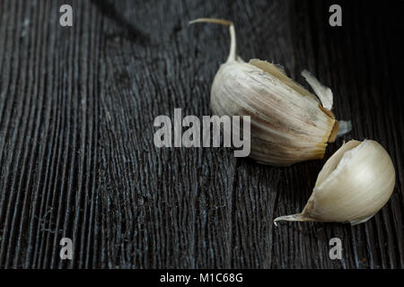 Aglio su vintage tavolo in legno Foto Stock