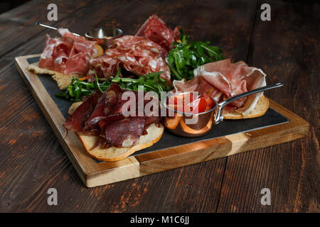 Deli assortiti Salumi su una piastra. Foto Stock