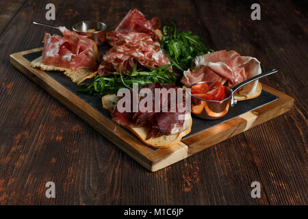 Deli assortiti Salumi su una piastra. Foto Stock