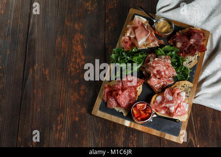 Deli assortiti Salumi su una piastra. Foto Stock