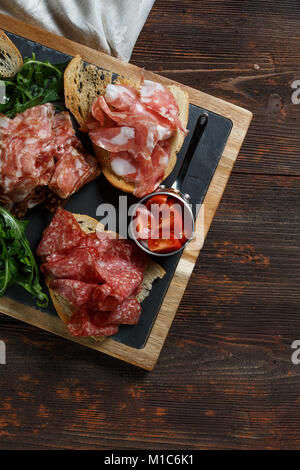 Deli assortiti Salumi su una piastra. Foto Stock