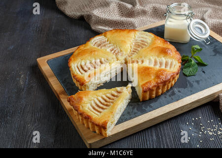 Un assortimento di dolci rustici in stile americano apple, Berry, cioccolato e Lemon Meringue Pie Foto Stock