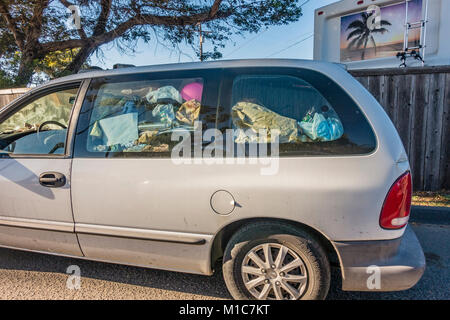 Un Dodge van farcite con i beni temporali di una persona senza dimora vivono al di fuori del furgone. Foto Stock