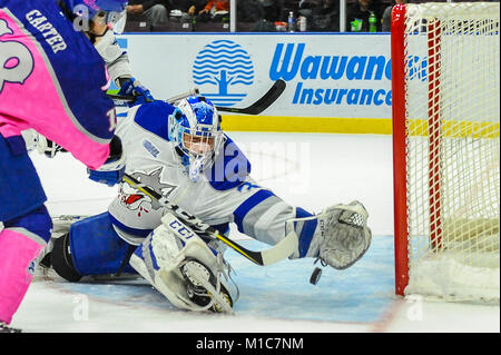 M Ississauga, Canada. 28 gen, 2018. I giocatori sul ghiaccio durante il Steelheads Mississauga vs lupi Sudbury hockey gioco di OHL 2017-18 stagione regolare a Hershey Centre Credito: Anatoliy Cherkasov/Pacific Press/Alamy Live News Foto Stock