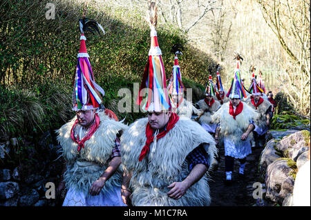 Un gruppo di Joaldunaks chiamato Zanpantzar, prendere parte nel carnevale tra i Pirenei villaggi di Ituren e Zubieta, nel nord della Spagna, lunedì 29 gennaio, 2018.Il Paese Basco è Ituren carnevale è noto per essere la più antica festa pagana in Europa e si tratta con una torsione scuro. Per molti, l'idea di un carnevale evoca immagini di colori luminosi, risate e celebrazioni. Tuttavia il Ituren Carnevale simboleggia la lotta tra il bene e il male, o luce e buio. Giovani uomini simboleggiano il " buono " e il vestito in sheepskins, con campane delle mucche avvolto intorno a loro cinture. Secondo la leggenda, Foto Stock