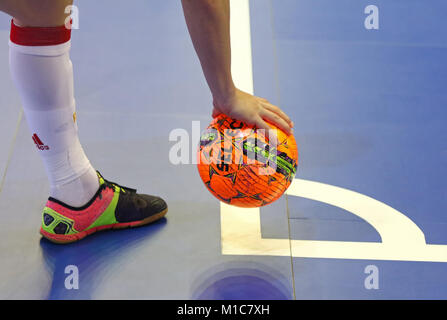 Kiev, Ucraina - 29 gennaio 2017: Orange Futsal a sfera con un angolo contrassegno durante il cordiale Futsal partita Ucraina v Spagna al Palats di sport a Kyiv, Ukra Foto Stock