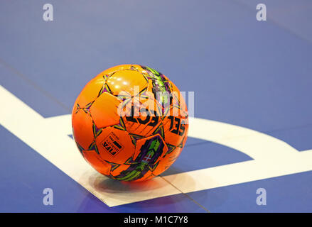 Kiev, Ucraina - 29 gennaio 2017: Orange Futsal a sfera con un angolo contrassegno durante il cordiale Futsal partita Ucraina v Spagna al Palats di sport a Kyiv, Ukra Foto Stock