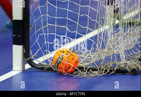 Kiev, Ucraina - 29 gennaio 2017: Orange Futsal palla in rete durante il cordiale Futsal partita Ucraina v Spagna al Palats di sport a Kiev, Ucraina Foto Stock