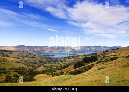 Una vista da una collina al Barrys bay nei pressi di Akaroa, Nuova Zelanda. Foto Stock