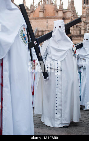 I penitenti della fratellanza di 'La Paz' in formazione croci. Foto Stock