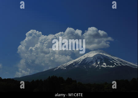 Bellissima vista del Monte Fuji e delle nubi, Prefettura di Yamanashi, Giappone Foto Stock