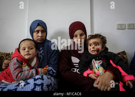 Un'immagine resa disponibile il 29 gennaio 2018 mostra Abir (2-R), un 18-anno-vecchio rifugiato siriano, seduta con il suo un-anno-vecchio figlia Bashaer (R), il suo 19-anno-vecchia sorella Amal (2-L) e i suoi tre-anno-vecchio figlia, Gufran, in un modesto appartamento a Tripoli, Libano, 27 gennaio 2018. Sette mesi di gravidanza Abir e sua sorella come pure le loro figlie sono sopravvissuti di l'incidente della settimana scorsa, dove almeno 15 Siri si è bloccato a morte mentre sta tentando di attraversare illegalmente dalla Siria in Libano. I contrabbandieri raccontato Abir e la sua famiglia li porterà a mezz'ora a croce in modo sicuro, attraverso il mounta Foto Stock