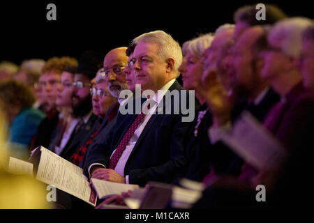 Cardiff Wales, Regno Unito, 29 gennaio 2018. Primo Ministro del Galles Carwyn Jones orologi durante la Shoah Memorial Day service al Municipio di Cardiff. Credito: Mark Hawkins/Alamy Live News Foto Stock