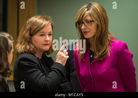 Bruxelles, BXL, Belgio. 29 gen, 2018. Il Ministro francese attaccata al Ministro degli Affari Esteri Nathalie Loiseau (L) e bulgaro Vice Primo Ministro per la riforma della giustizia e il ministro degli Affari Esteri Ekaterina Zaharieva durante il Consiglio UE su Brexit: Consiglio (articolo 50) a livello europeo la sede del Consiglio a Bruxelles, in Belgio il 29.01.2018 da Wiktor Dabkowski Credito: Wiktor Dabkowski/ZUMA filo/Alamy Live News Foto Stock