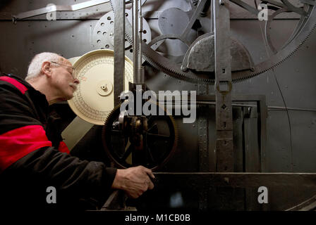 Praga, Repubblica Ceca. 29 gen, 2018. Clockmaster Petr Skala smantella la macchina di clock della storica Praga orologio astronomico di Praga, Repubblica Ceca, lunedì 29 gennaio, 2018. L'orologio sarà completamente smontato per essere riparati dai restauratori. Credito: Katerina Sulova/CTK foto/Alamy Live News Foto Stock