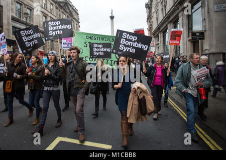 Dicembre 12, 2015 - Londra, Regno Unito - manifestanti portando cartelli marcia giù la strada..Migliaia di anti-guerra di manifestanti protesta al di fuori di Downing Street in contraddizione della possibile partecipazione britannica nel bombardamento di Siria. (Credito Immagine: © Rahman Hassani/SOPA via ZUMA filo) Foto Stock