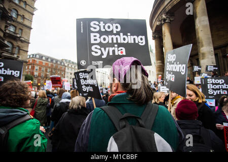 Dicembre 12, 2015 - Londra, Regno Unito - Protester visto con cartelli durante il rally..Migliaia di anti-guerra di manifestanti protesta al di fuori di Downing Street in contraddizione della possibile partecipazione britannica nel bombardamento di Siria. (Credito Immagine: © Rahman Hassani/SOPA via ZUMA filo) Foto Stock