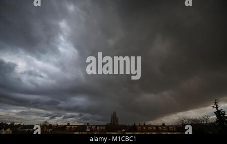 Il torneo di Wimbledon, Londra, Regno Unito. Il 29 gennaio, 2018. Pesanti nuvole scure attraversando SW London portare breve pioggia torrenziale. Credito: Malcolm Park/Alamy Live News. Foto Stock