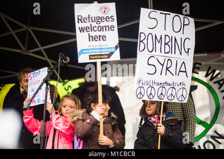 Dicembre 12, 2015 - Londra, Regno Unito - Le etichette vengono visualizzate dai bambini..Migliaia di anti-guerra di manifestanti protesta al di fuori di Downing Street in contraddizione della possibile partecipazione britannica nel bombardamento di Siria. (Credito Immagine: © Rahman Hassani/SOPA via ZUMA filo) Foto Stock