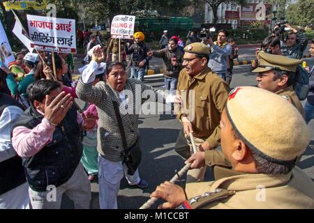 New Delhi, Delhi, India. 29 gen, 2018. L'AAM Aadmi Party (AAP) lunedì ha affermato che molti dei suoi dirigenti, comprese le donne, sono stati gettati mentre vengono arrestati dalla polizia a Parlamento Street durante una marcia di protesta contro la permanente unità di tenuta nei mercati di Delhi.La polizia, tuttavia, ha negato le accuse e ha detto "ome parte MLAs'' sono state arrestate per sfidare gli ordini di divieto intorno al Parlamento come la sessione di bilancio era in corso."La polizia di Delhi spietatamente battere Ashutosh alla marcia di protesta contro la tenuta dei mercati a Delhi. Egli è stato forzato in strada parlamentare Polic Foto Stock