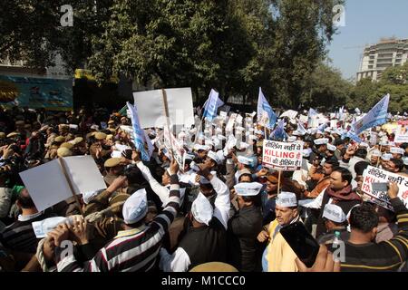 New Delhi, Delhi, India. 29 gen, 2018. L'AAM Aadmi Party (AAP) lunedì ha affermato che molti dei suoi dirigenti, comprese le donne, sono stati gettati mentre vengono arrestati dalla polizia a Parlamento Street durante una marcia di protesta contro la permanente unità di tenuta nei mercati di Delhi.La polizia, tuttavia, ha negato le accuse e ha detto "ome parte MLAs'' sono state arrestate per sfidare gli ordini di divieto intorno al Parlamento come la sessione di bilancio era in corso."La polizia di Delhi spietatamente battere Ashutosh alla marcia di protesta contro la tenuta dei mercati a Delhi. Egli è stato forzato in strada parlamentare Polic Foto Stock