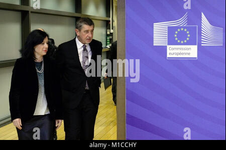 Bruxelles, Belgio. 29 gen, 2018. PM ceca Andrej Babis, destra soddisfi ceco il Commissario UE per la giustizia, per i consumatori e la parità tra i sessi Vera Jourova a Bruxelles, Belgio, lunedì 29 gennaio, 2018. Credito: Jakub Dospiva/CTK foto/Alamy Live News Foto Stock