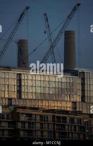 Battersea, Londra. Il 29 gennaio, 2018. Il sole tramonta sulla fase di stallo Battersea Power Station sviluppo. Londra 29 Jan 2018 Credit: Guy Bell/Alamy Live News Foto Stock