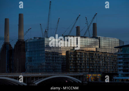 Battersea, Londra. Il 29 gennaio, 2018. Il sole tramonta sulla fase di stallo Battersea Power Station sviluppo. Londra 29 Jan 2018 Credit: Guy Bell/Alamy Live News Foto Stock