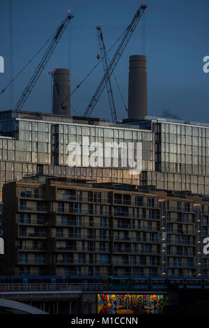 Battersea, Londra. Il 29 gennaio, 2018. Il sole tramonta sulla fase di stallo Battersea Power Station sviluppo. Londra 29 Jan 2018 Credit: Guy Bell/Alamy Live News Foto Stock