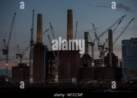 Battersea, Londra. Il 29 gennaio, 2018. Il sole tramonta sulla fase di stallo Battersea Power Station sviluppo. Londra 29 Jan 2018 Credit: Guy Bell/Alamy Live News Foto Stock