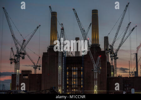 Battersea, Londra. Il 29 gennaio, 2018. Il sole tramonta sulla fase di stallo Battersea Power Station sviluppo. Londra 29 Jan 2018 Credit: Guy Bell/Alamy Live News Foto Stock