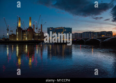 Battersea, Londra. Il 29 gennaio, 2018. Il sole tramonta sulla fase di stallo Battersea Power Station sviluppo. Londra 29 Jan 2018 Credit: Guy Bell/Alamy Live News Foto Stock