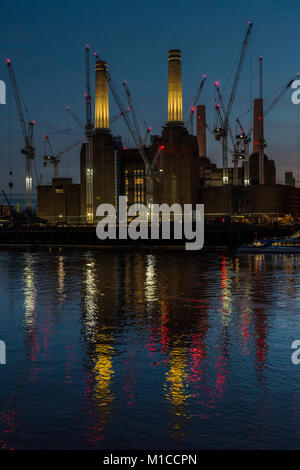 Battersea, Londra. Il 29 gennaio, 2018. Il sole tramonta sulla fase di stallo Battersea Power Station sviluppo. Londra 29 Jan 2018 Credit: Guy Bell/Alamy Live News Foto Stock