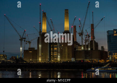 Battersea, Londra. Il 29 gennaio, 2018. Il sole tramonta sulla fase di stallo Battersea Power Station sviluppo. Londra 29 Jan 2018 Credit: Guy Bell/Alamy Live News Foto Stock