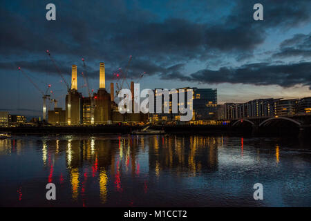 Battersea, Londra. Il 29 gennaio, 2018. Il sole tramonta sulla fase di stallo Battersea Power Station sviluppo. Londra 29 Jan 2018 Credit: Guy Bell/Alamy Live News Foto Stock