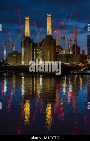 Battersea, Londra. Il 29 gennaio, 2018. Il sole tramonta sulla fase di stallo Battersea Power Station sviluppo. Londra 29 Jan 2018 Credit: Guy Bell/Alamy Live News Foto Stock