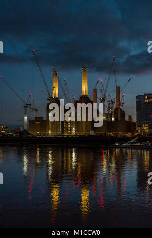 Battersea, Londra. Il 29 gennaio, 2018. Il sole tramonta sulla fase di stallo Battersea Power Station sviluppo. Londra 29 Jan 2018 Credit: Guy Bell/Alamy Live News Foto Stock