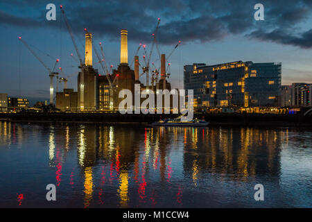 Battersea, Londra. Il 29 gennaio, 2018. Il sole tramonta sulla fase di stallo Battersea Power Station sviluppo. Londra 29 Jan 2018 Credit: Guy Bell/Alamy Live News Foto Stock