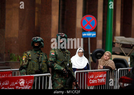 Il Cairo. 29 gen, 2018. Le forze speciali militari guardia di fronte alla elezione nazionale competente del Cairo in Egitto il 29 gennaio, 2018. Il presidente dell'Egitto del partito Ghad, Moussa Mostafa Moussa, presentato lunedì la sua candidatura documenti per egiziano elezioni presidenziali per il paese autorità elettorali, Ahram ufficiale sito Web online segnalati. Credito: Ahmed Gomaa/Xinhua/Alamy Live News Foto Stock