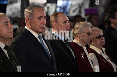 Il presidente russo Vladimir Putin sta con il Primo Ministro israeliano Benjamin Netanyahu, sinistra, durante un evento internazionale di marcatura olocausto Giorno del Ricordo e l anniversario terminano i nazisti assedio di Leningrado presso il Museo Ebraico e il centro di tolleranza Gennaio 29, 2018 a Mosca, in Russia. Foto Stock