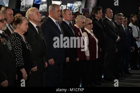 Il presidente russo Vladimir Putin sta con il Primo Ministro israeliano Benjamin Netanyahu, centro durante un evento internazionale di marcatura olocausto Giorno del Ricordo e l anniversario terminano i nazisti assedio di Leningrado presso il Museo Ebraico e il centro di tolleranza Gennaio 29, 2018 a Mosca, in Russia. Foto Stock