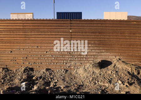 San Diego, CA, Stati Uniti d'America. Il 22 gennaio, 2018. Numerosi prototipi di un nuovo muro di frontiera, di sfondo sono visibili dal lato del Messico di US-frontiera messico nonché i quartieri sul lato del Messico. Credito: Giovanni Gastaldo/ZUMA filo/Alamy Live News Foto Stock